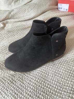 Cat & Jack Girls' Lizzie Suede Ankle Booties with Glitter Stars - Size 5